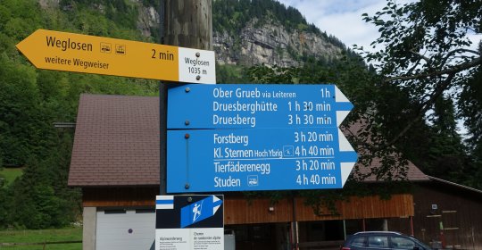 Von wegen weglos...weiss-blau-weiss zeigt die Richtung!