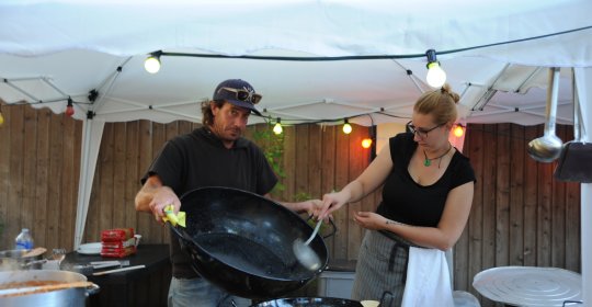 Küchenchefin und -gehilfe