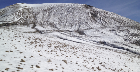 Der Blick und Weg hoch zum Gipfel.