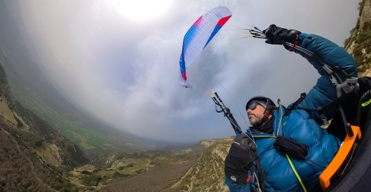 Seitenklapper steckt die Kappe easy weg. Nach ganz leichtem Abdrehen, fliegt der Schirm dann selbstständig geradeaus. 