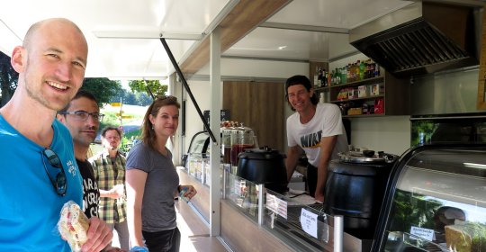 Stärkung im Balderen-Beizli vor dem Flug.