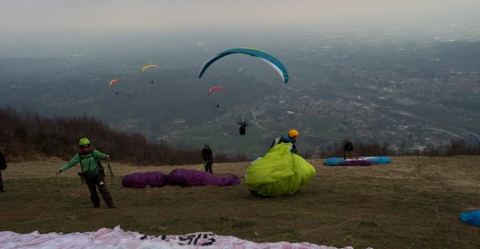 Gründonnerstag in grau. Das Piemont zeigt sich von seiner düsteren Seite. Trotzdem fliegst!